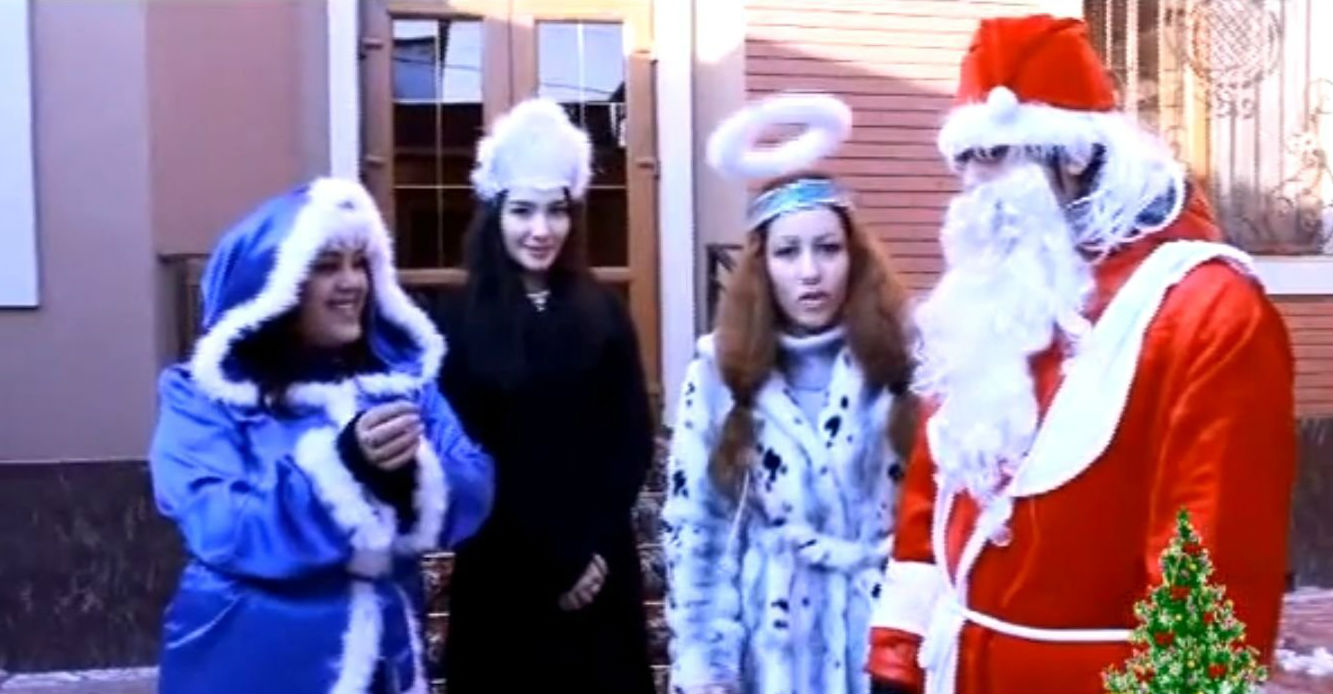 Munisa Rizayeva va Zarina Nizomiddinovalarni uyiga san'atkorlar bostirib bordi (2015)