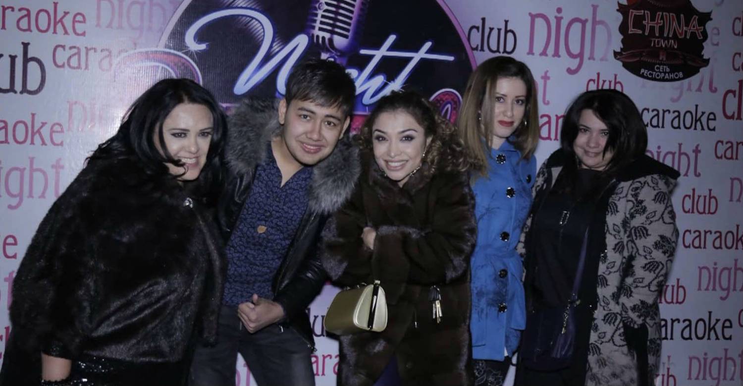 San'atkorlarning karaokedagi raqsi va jonli ijrosi (2015)